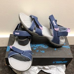 Teva numa print Sandals. NWT
